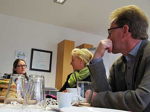 Von links: Nicole Schuster und Iris Absenger-Helmli ("Energieregion) und Bürgermeister Werner Höfler