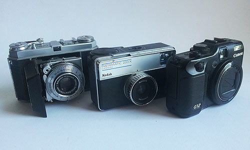 Von links: Kodak Retina, Kodak Instamatic und Canon G12